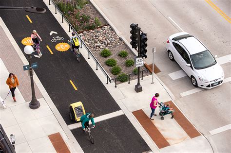 解放碑哪裏停車？從多個角度探討城市交通規劃與停車難題